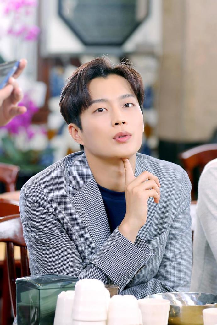 naver post 更新尹斗俊"一起吃饭吧3"幕后花絮照