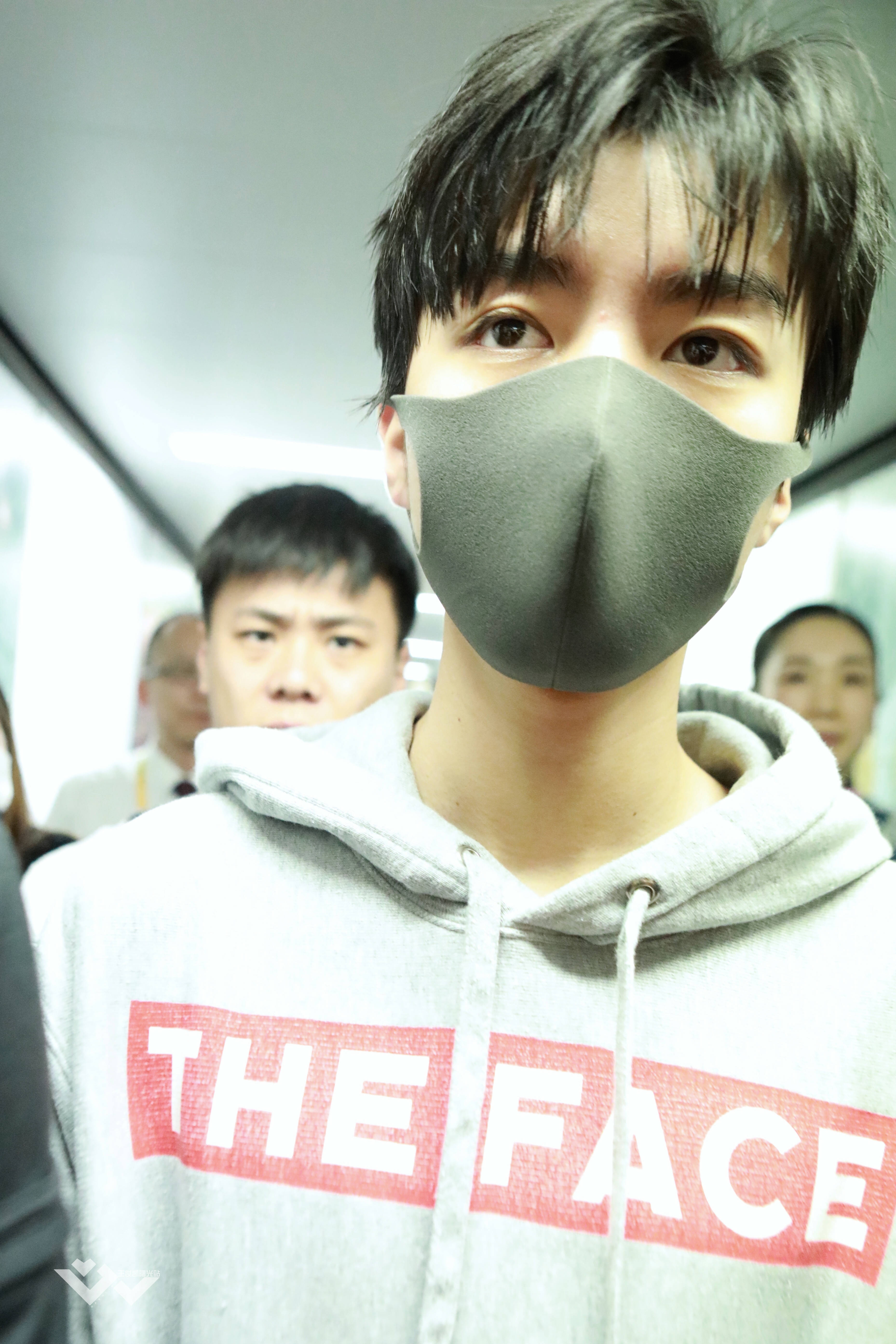 tfboys新闻190525王俊凯上海启程飞合肥休闲印花卫衣帅气亮相