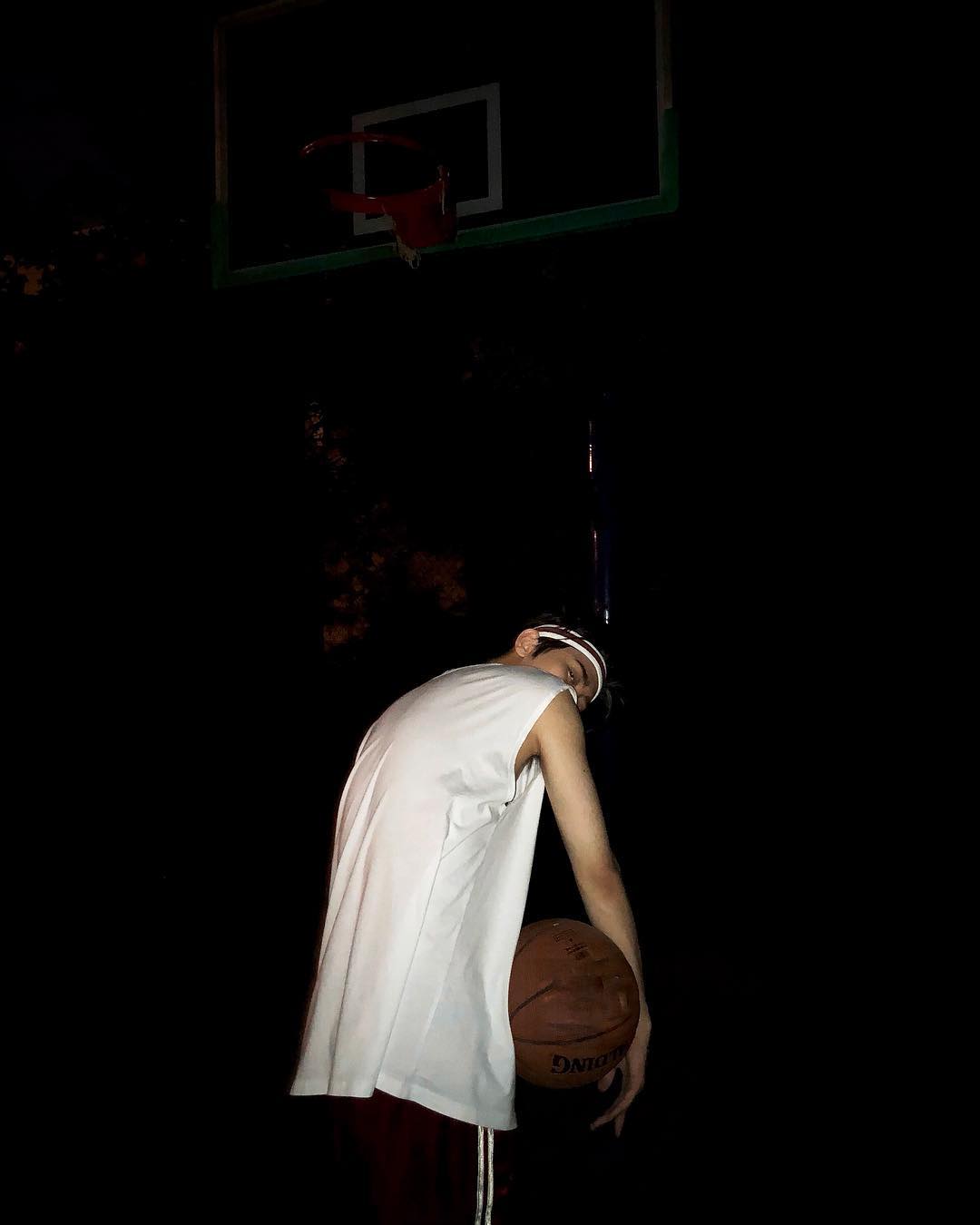 蔡徐坤黑照 打篮球图片